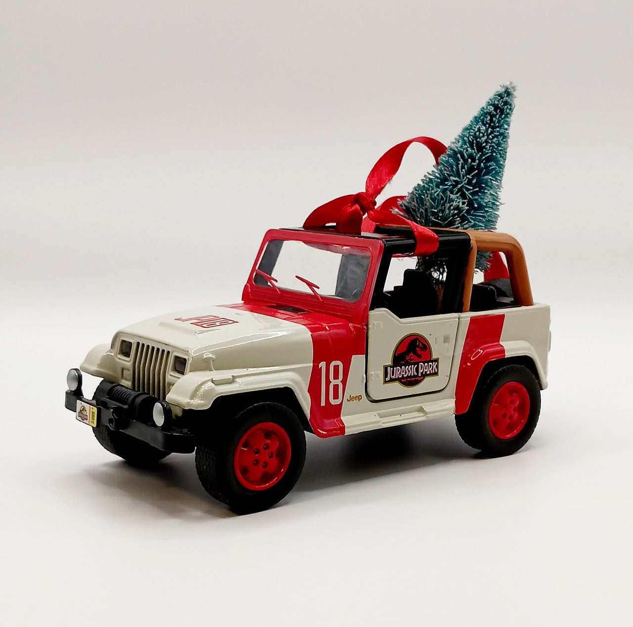Jurassic Park Jeep YJ JP18 Die-cast Ornament with Tree