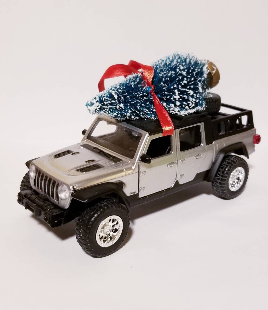 Silver Jeep Gladiator Ornament with Tree