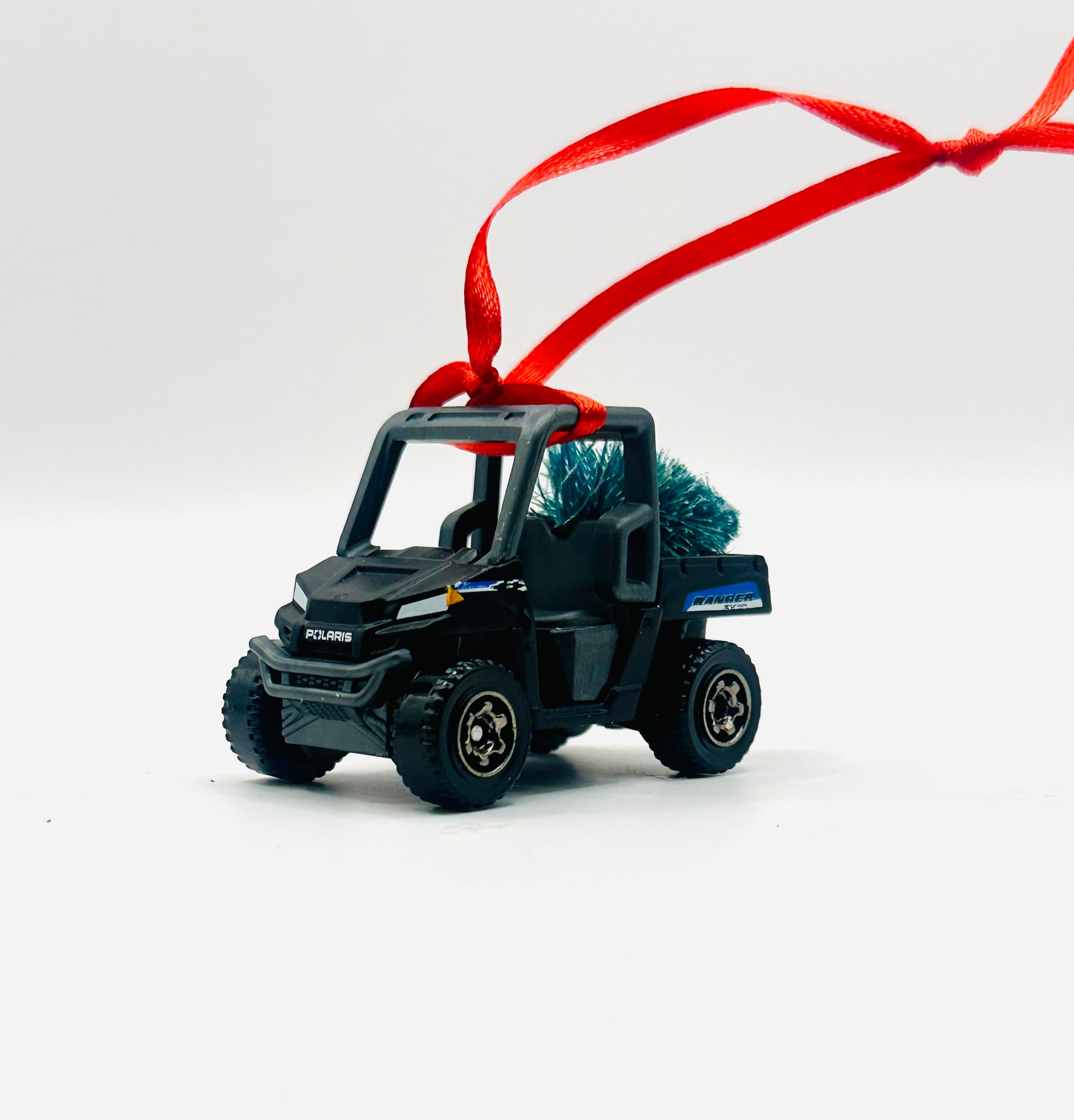 Model of a Polaris vehicle with a Christmas tree on a white background